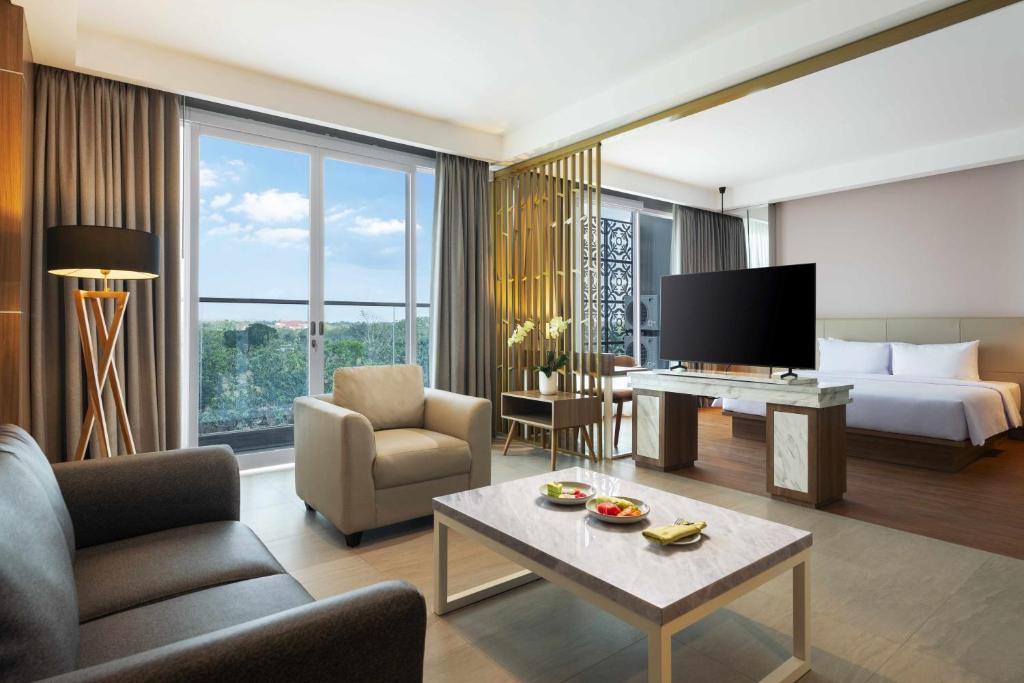 TV a/nebo společenská místnost v ubytování Hotel Santika Gunungkidul