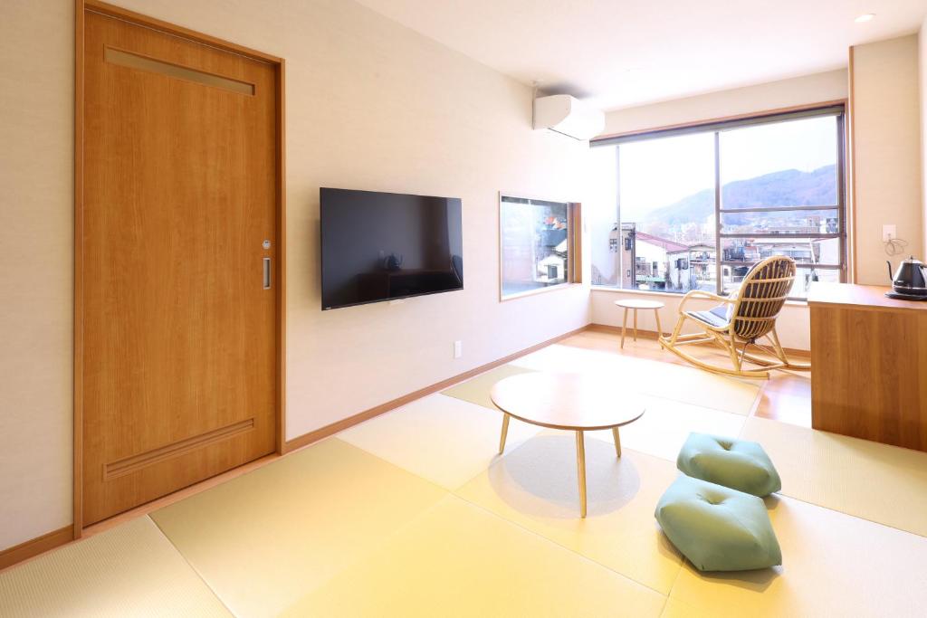TV a/nebo společenská místnost v ubytování Suwakoen