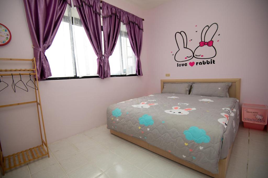 Postel nebo postele na pokoji v ubytování Green Close House Homestay