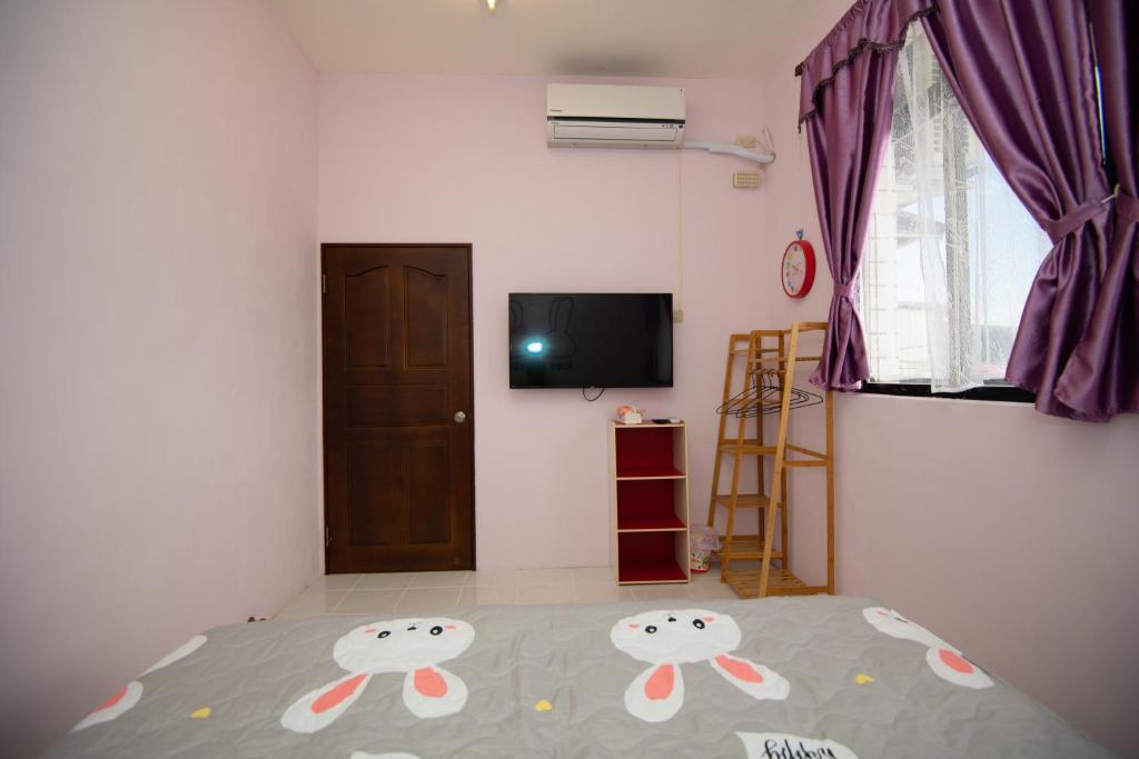 TV a/nebo společenská místnost v ubytování Green Close House Homestay