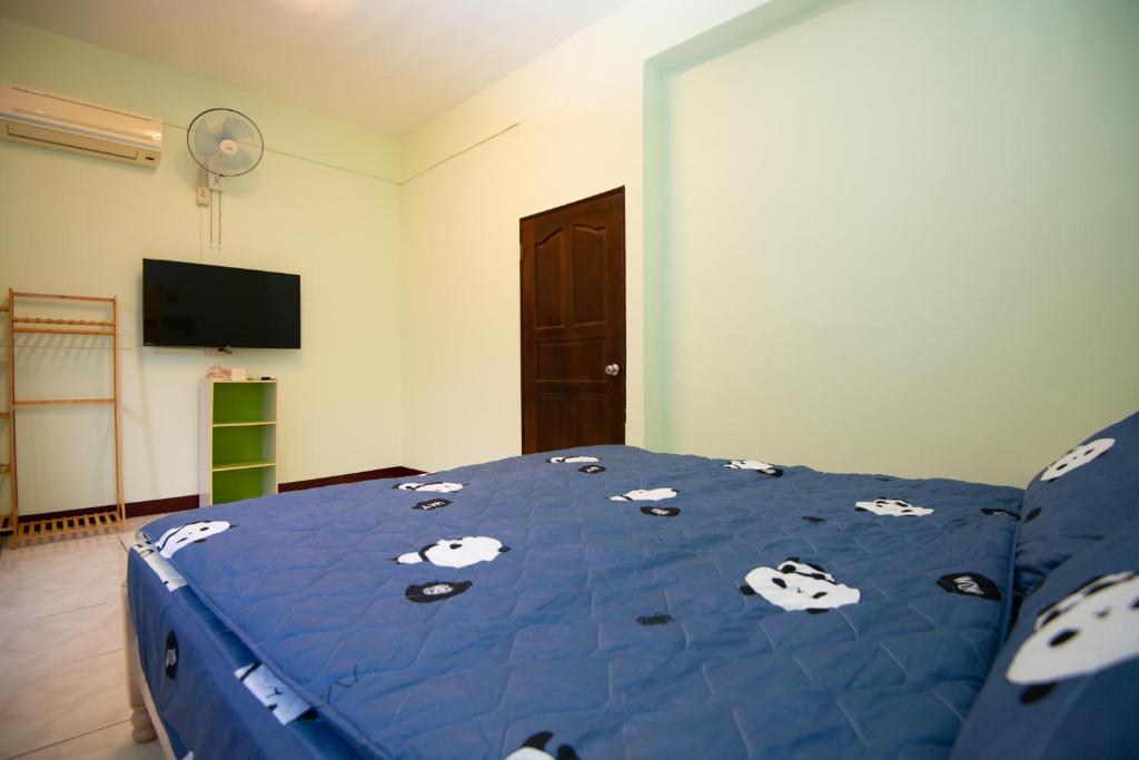 TV a/nebo společenská místnost v ubytování Green Close House Homestay