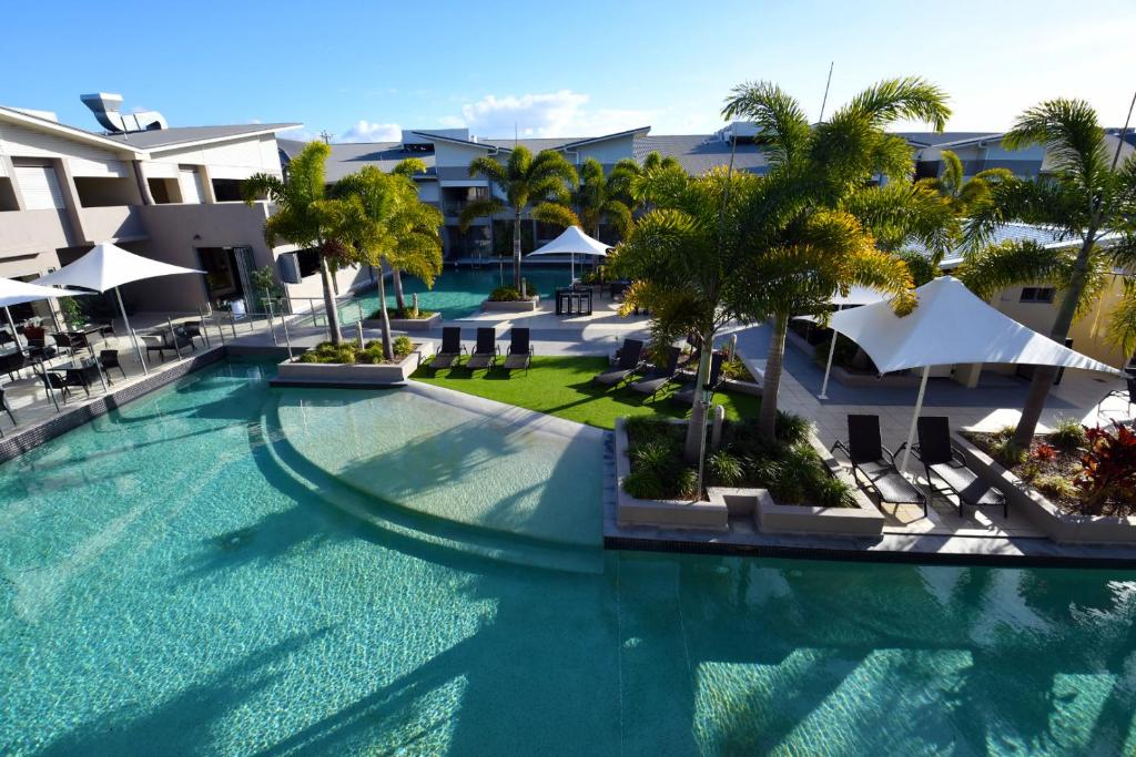 una vista aérea de una piscina en un complejo en 1770 Lagoons Central Apartment Resort Official, en Agnes Water