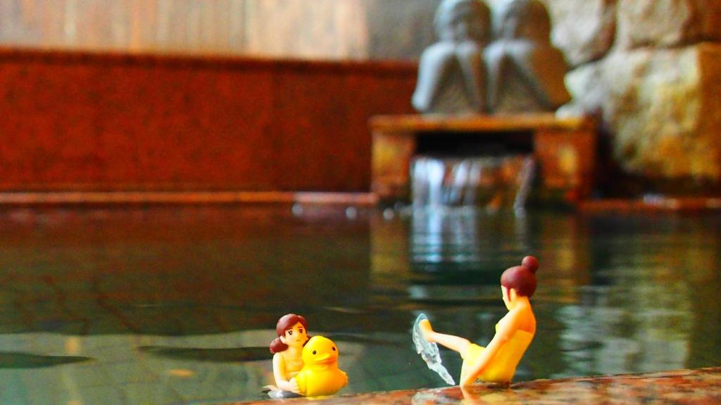 two toy rubbericans in a pool of water at Central Hotel 中央ホテル in Chikuma