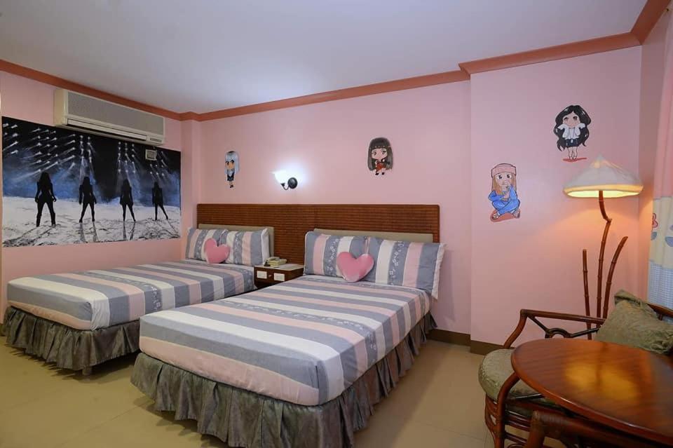 Postel nebo postele na pokoji v ubytování The Golden Pine Hotel