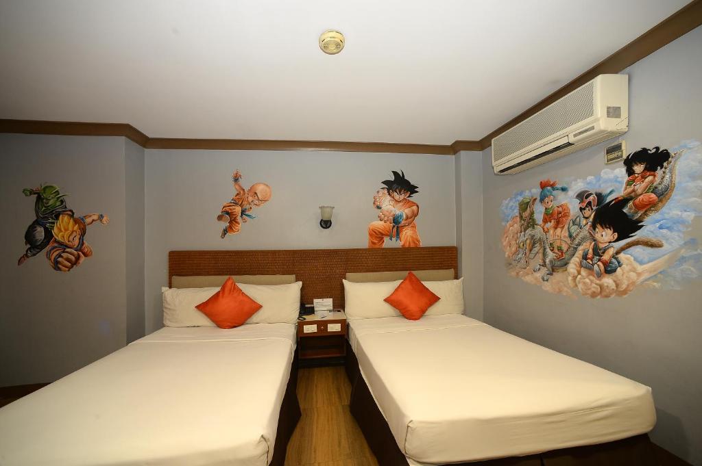 Postel nebo postele na pokoji v ubytování The Golden Pine Hotel