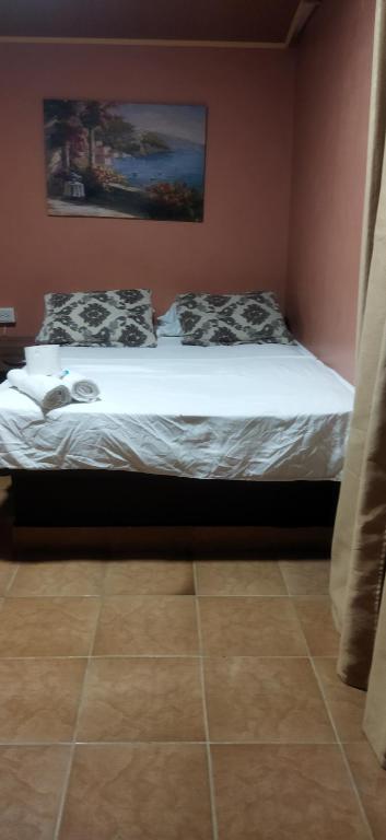 Postel nebo postele na pokoji v ubytování Ofiuras Hostal