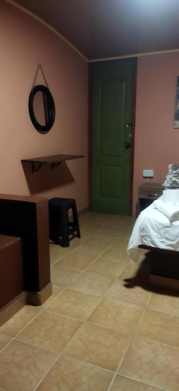 Postel nebo postele na pokoji v ubytování Ofiuras Hostal