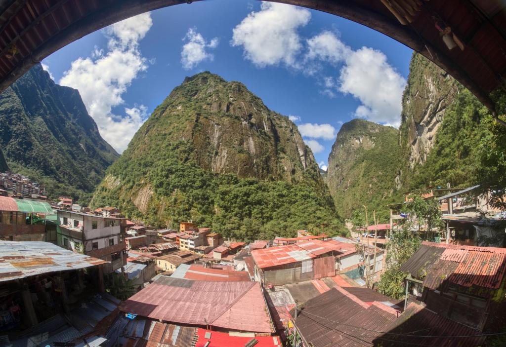 - Vistas a una localidad con montañas de fondo en ECO ART Best view Machu Picchu en Machu Picchu