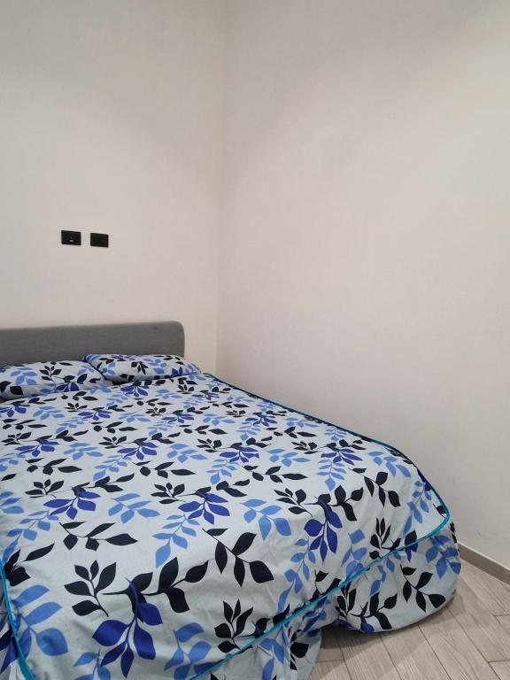 una camera con un letto e un piumone blu e bianco di Il filo di Claudia a Savona