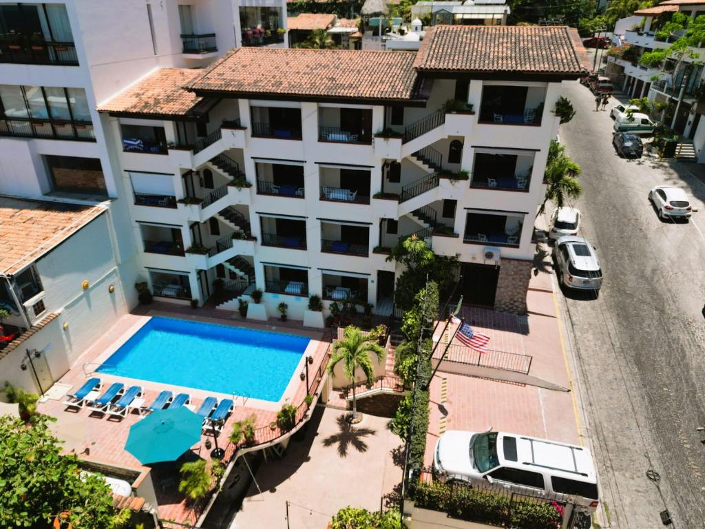 - une vue aérienne sur un bâtiment avec une piscine dans l'établissement Vallarta Sun Suites, à Puerto Vallarta