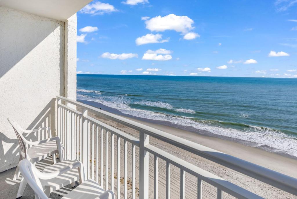 Een balkon of terras bij Oceanfront Romantic Getaway with Heart Shaped Love Tub Jacuzzi in Room
