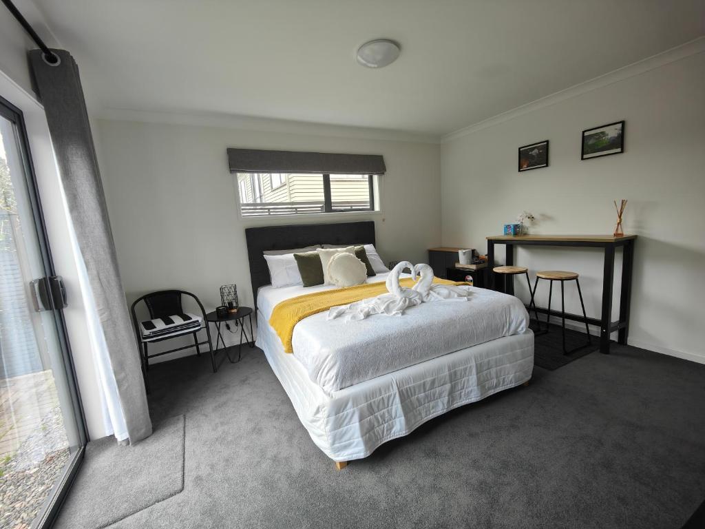 - une chambre avec un grand lit et une table dans l'établissement Quality Stay Private Guest Room in Auckland, à Auckland