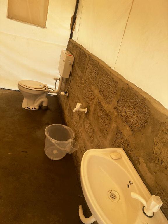- une salle de bains sale pourvue de toilettes et d'un lavabo dans l'établissement Bored Ape Jispa - Camp Site, à Jispa