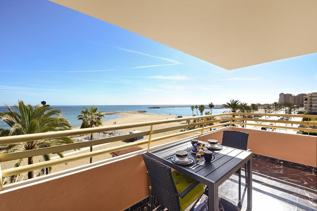 een tafel op een balkon met uitzicht op het strand bij Stella Maris in Fuengirola