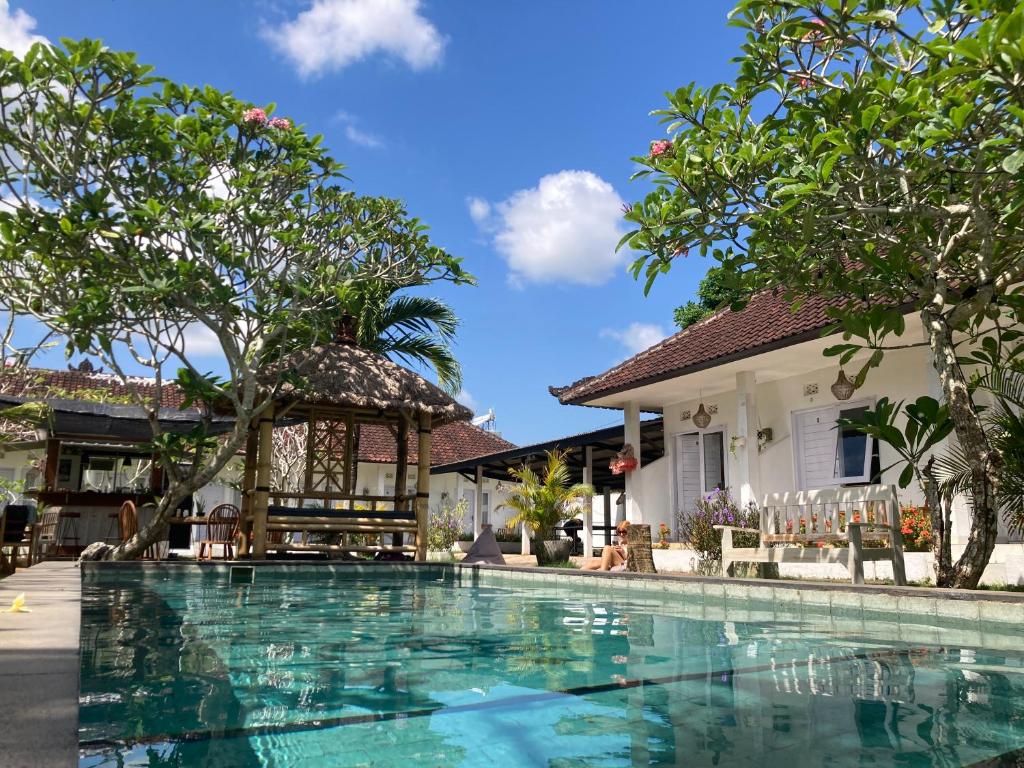 una piscina frente a una casa en Rebels Point, en Jimbaran