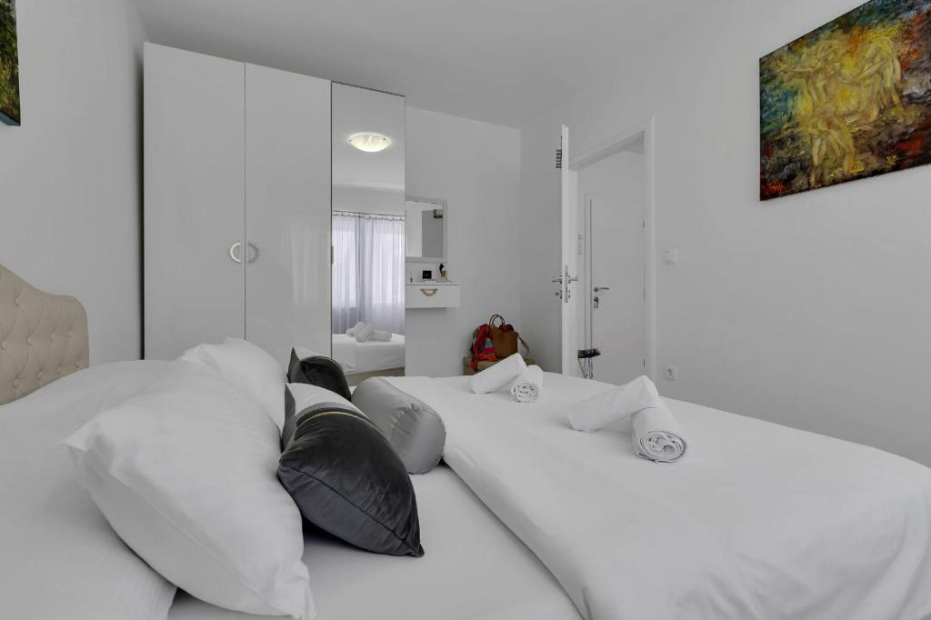 Posteľ alebo postele v izbe v ubytovaní Hortenzija Apartments