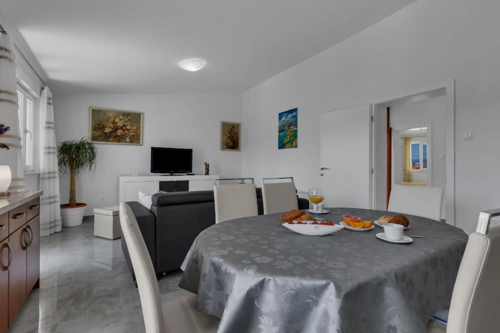 Televízia a/alebo spoločenská miestnosť v ubytovaní Ana Apartment