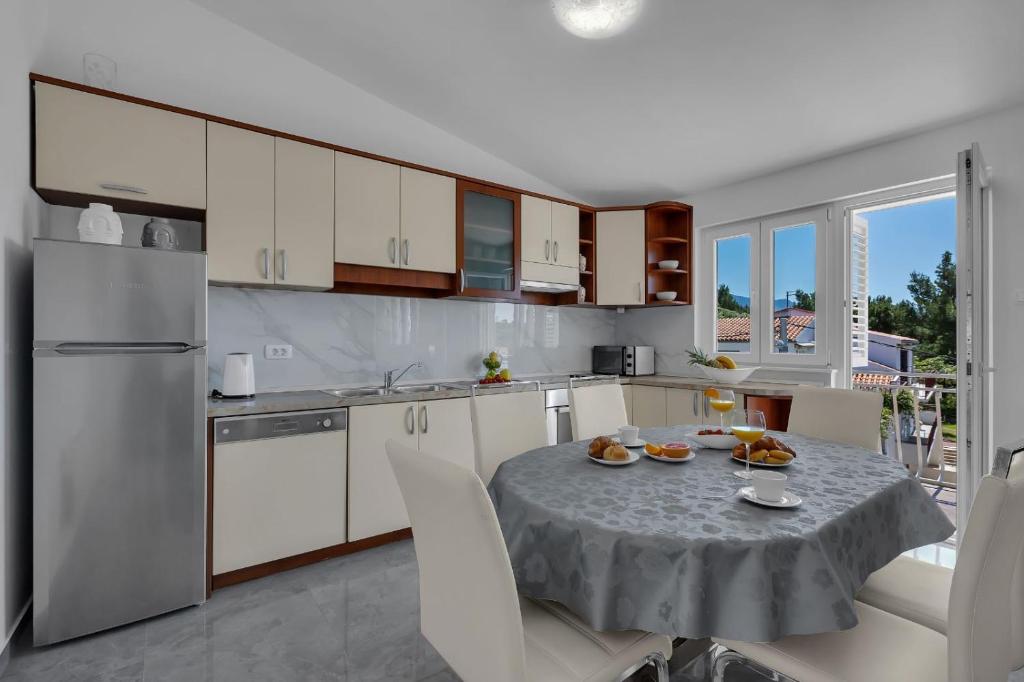 Kuchyňa alebo kuchynka v ubytovaní Ana Apartment
