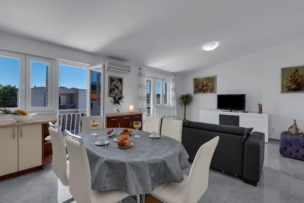Televízia a/alebo spoločenská miestnosť v ubytovaní Ana Apartment