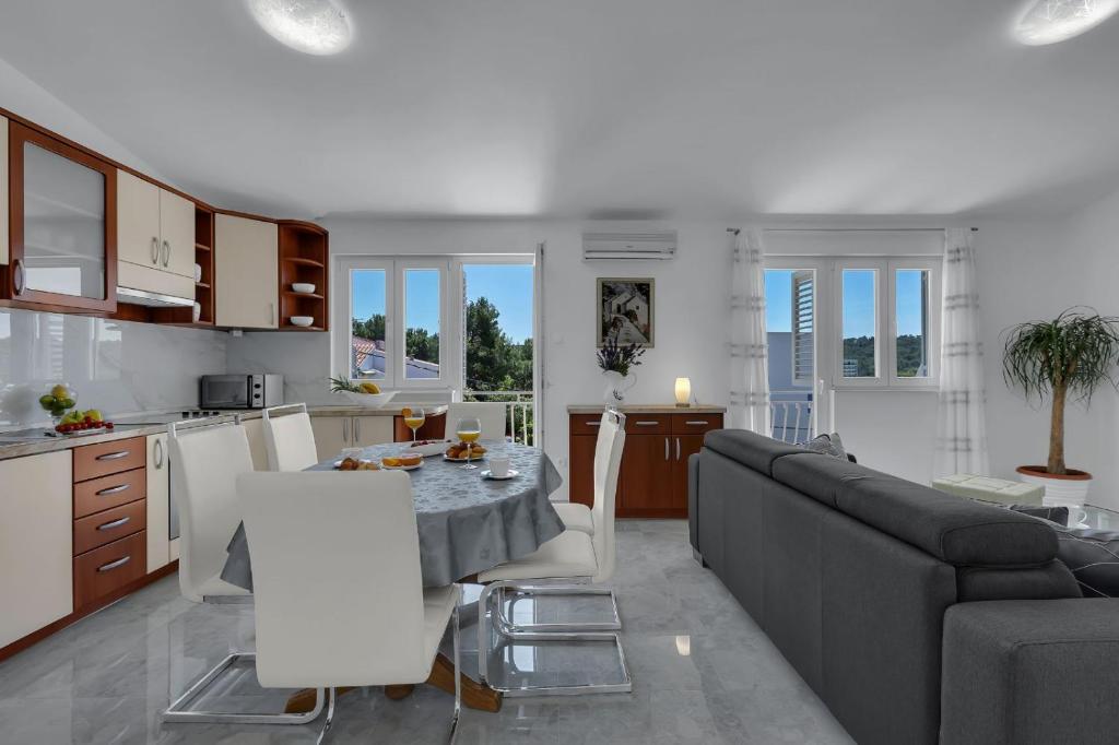 Kuchyňa alebo kuchynka v ubytovaní Ana Apartment