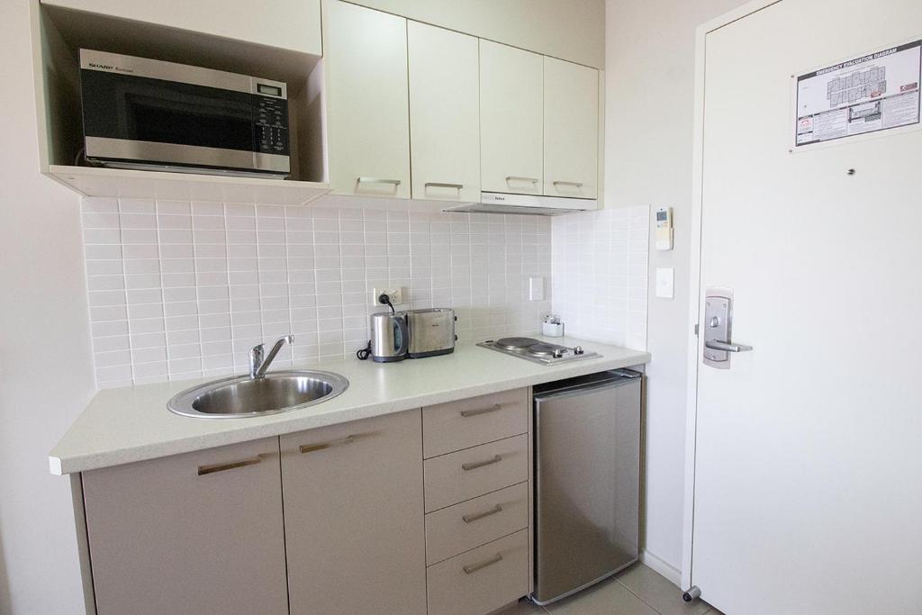 Kuchyň nebo kuchyňský kout v ubytování Gladstone Downtown Central Apartment Hotel Official