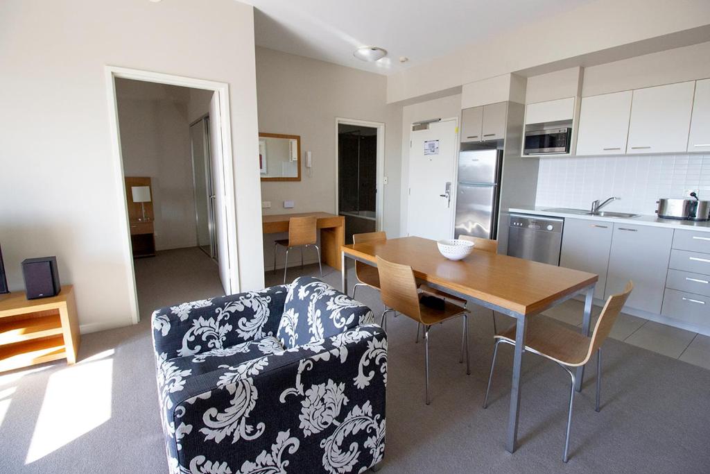 Kuchyň nebo kuchyňský kout v ubytování Gladstone Downtown Central Apartment Hotel Official