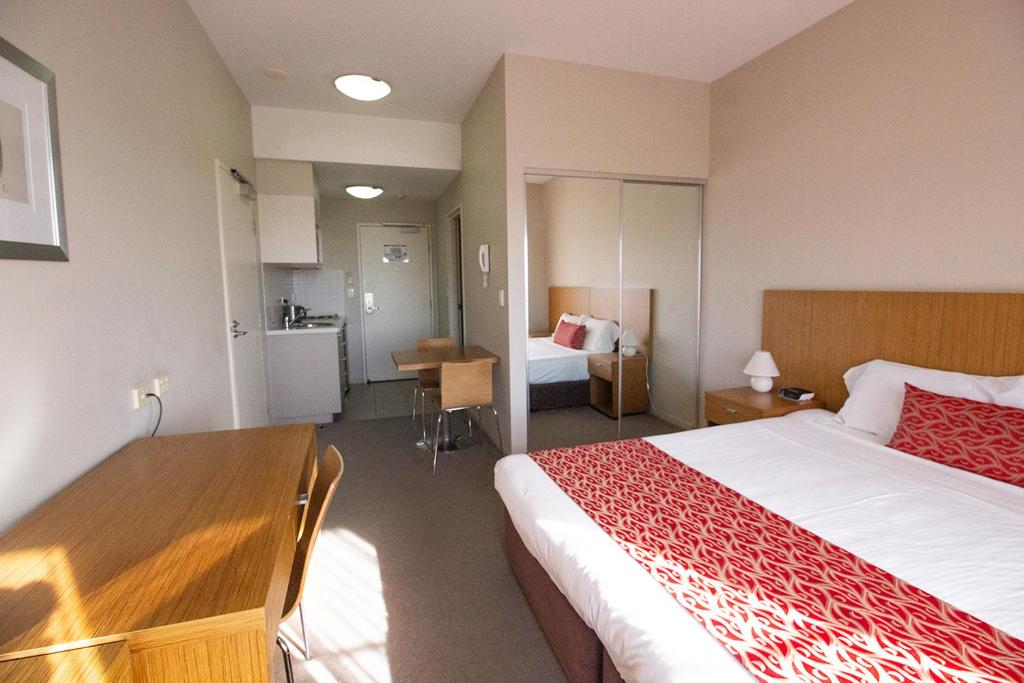 Postel nebo postele na pokoji v ubytování Gladstone Downtown Central Apartment Hotel Official
