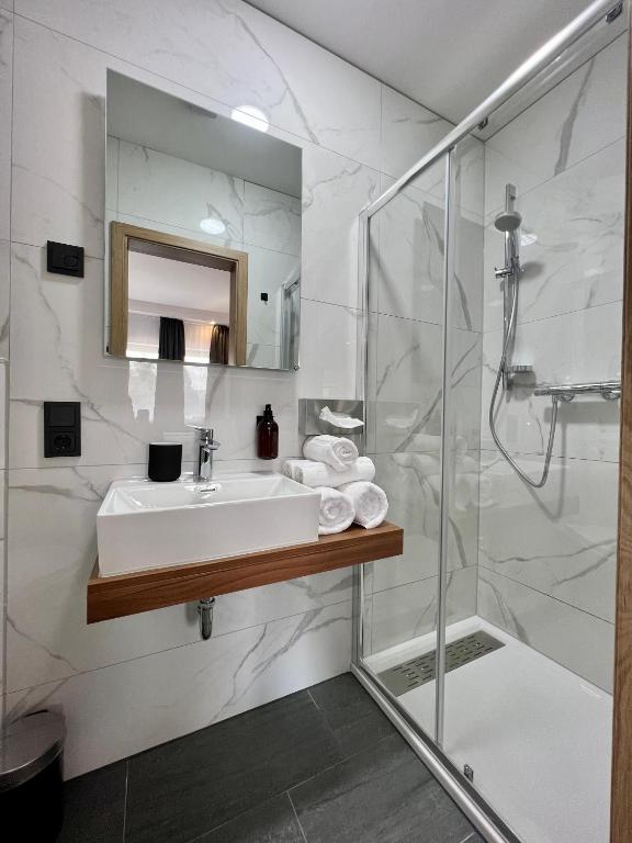 Koupelna v ubytování JUNIPRO Hotel Schinderhannes