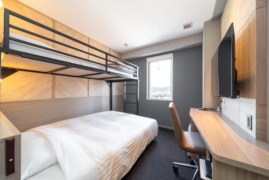 Postel nebo postele na pokoji v ubytování Super Hotel Shikoku-chuo