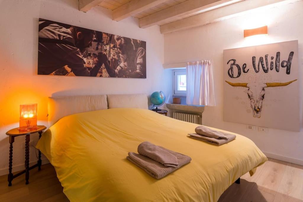 ein Schlafzimmer mit einem Bett mit zwei Handtüchern darauf in der Unterkunft Piero Dry Gin Apartment in bedizzole