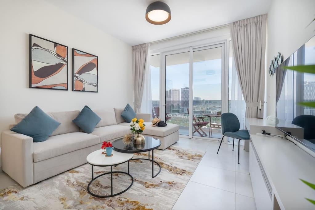 Posezení v ubytování Vogue Al Wasl 1 Residence West 13th Floor with Large Balcony for view of Sheikh Zaid Road and One Za'abeel Tower and Burj Khalifa, Walkable to Metro with Easy Access to Sheikh Zayed Road & Dubai World Trade Centre