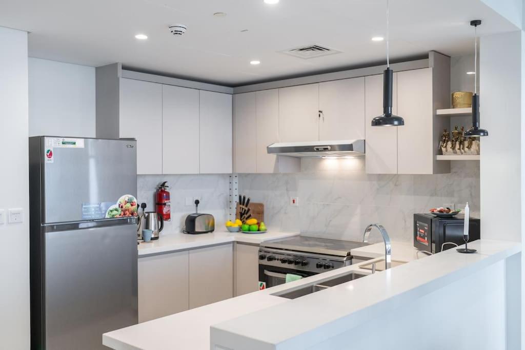 Kuchyň nebo kuchyňský kout v ubytování Vogue Al Wasl 1 Residence West 13th Floor with Large Balcony for view of Sheikh Zaid Road and One Za'abeel Tower and Burj Khalifa, Walkable to Metro with Easy Access to Sheikh Zayed Road & Dubai World Trade Centre