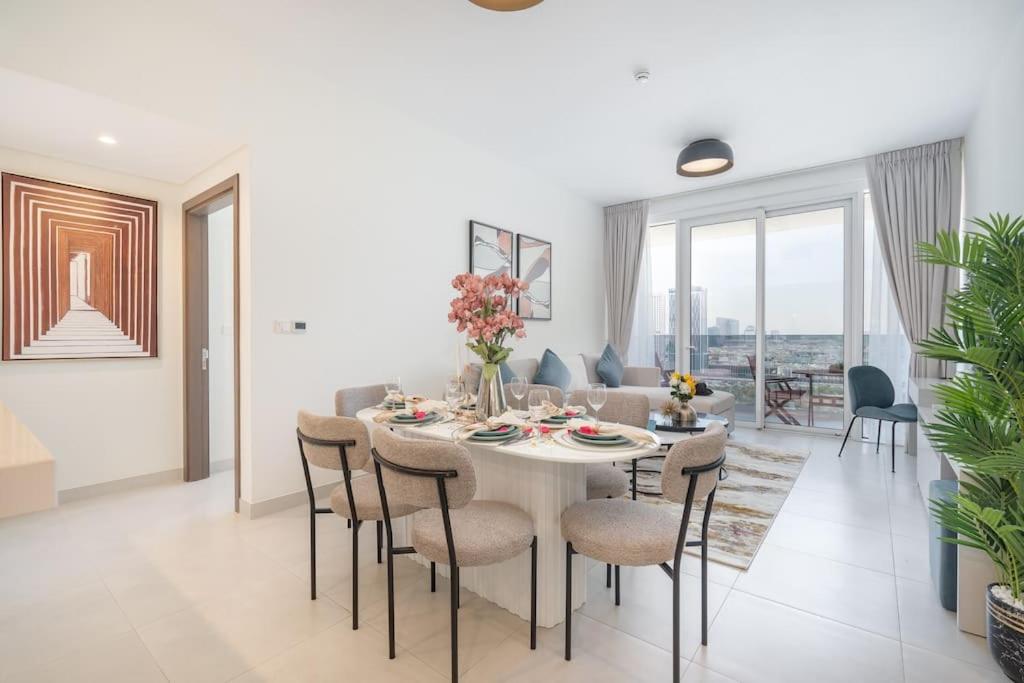 Posezení v ubytování Vogue Al Wasl 1 Residence West 13th Floor with Large Balcony for view of Sheikh Zaid Road and One Za'abeel Tower and Burj Khalifa, Walkable to Metro with Easy Access to Sheikh Zayed Road & Dubai World Trade Centre
