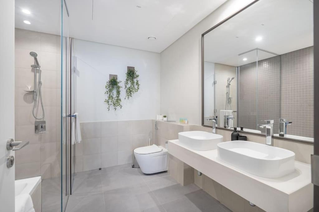 Koupelna v ubytování Vogue Al Wasl 1 Residence West 13th Floor with Large Balcony for view of Sheikh Zaid Road and One Za'abeel Tower and Burj Khalifa, Walkable to Metro with Easy Access to Sheikh Zayed Road & Dubai World Trade Centre