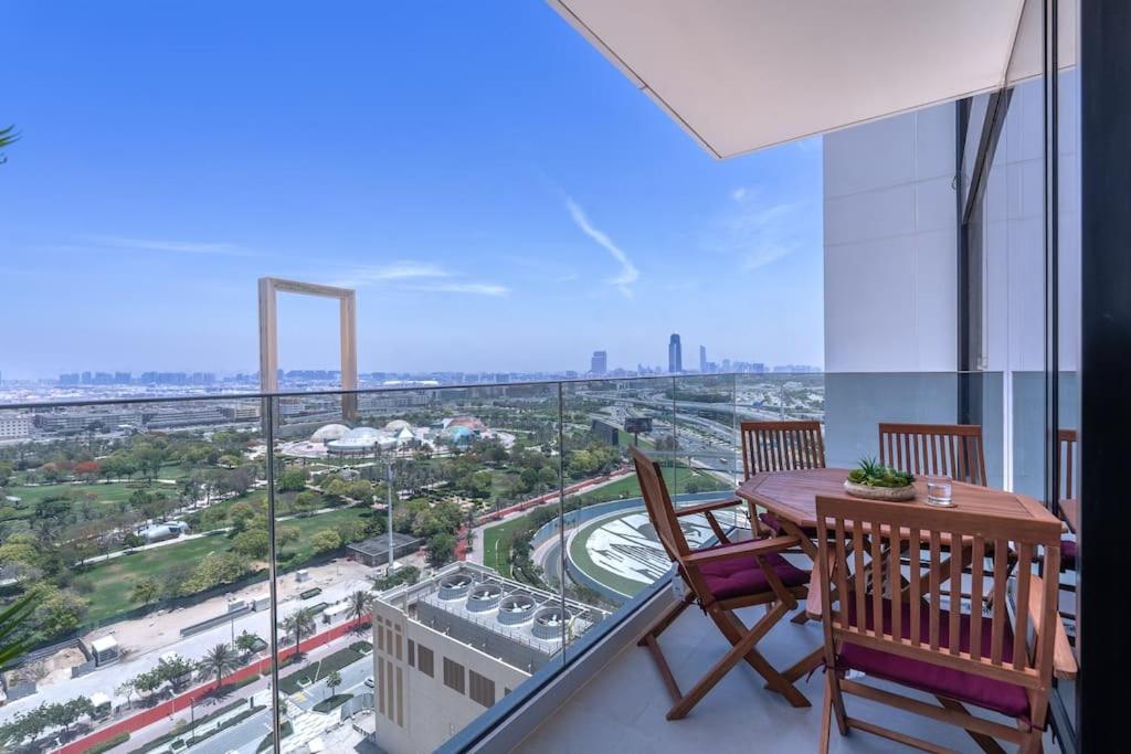 Balkón nebo terasa v ubytování Vogue Al Wasl 1 Residence West 13th Floor with Large Balcony for view of Sheikh Zaid Road and One Za'abeel Tower and Burj Khalifa, Walkable to Metro with Easy Access to Sheikh Zayed Road & Dubai World Trade Centre