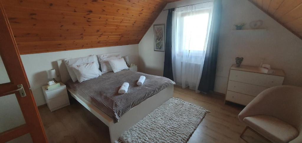 Postel nebo postele na pokoji v ubytování Panoráma Csopak
