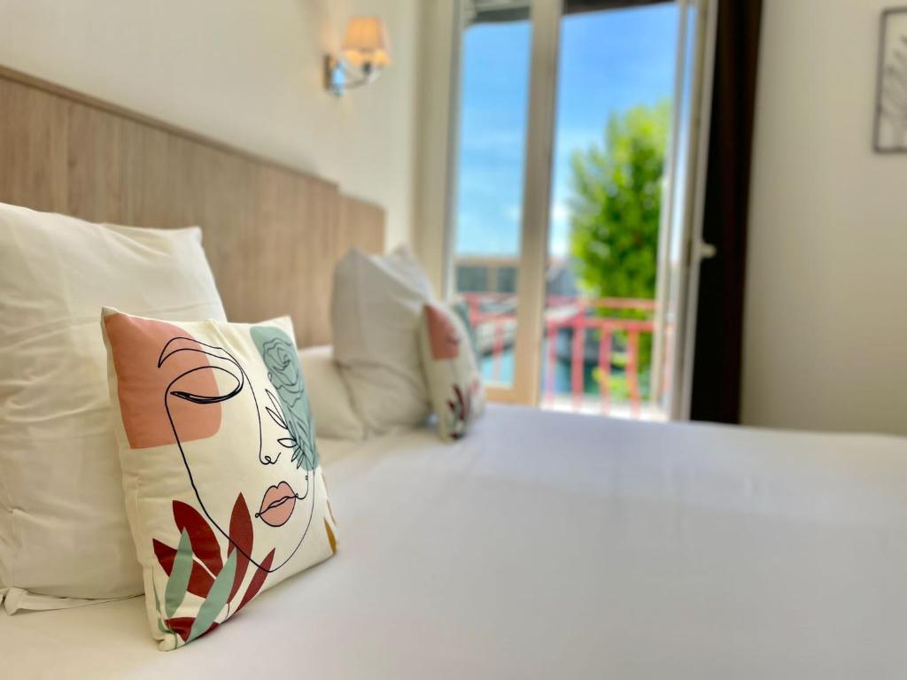Postel nebo postele na pokoji v ubytování Hôtel Les Deux Coteaux