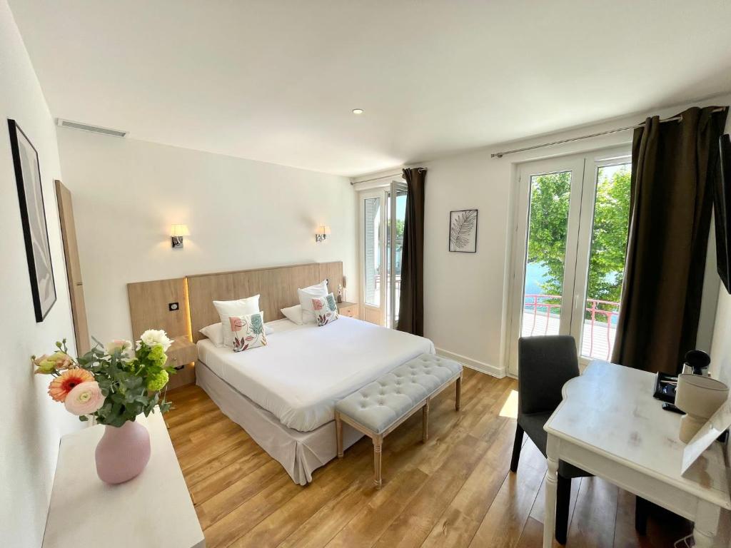 Postel nebo postele na pokoji v ubytování Hôtel Les Deux Coteaux