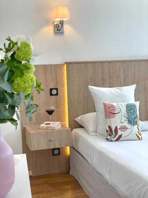Postel nebo postele na pokoji v ubytování Hôtel Les Deux Coteaux