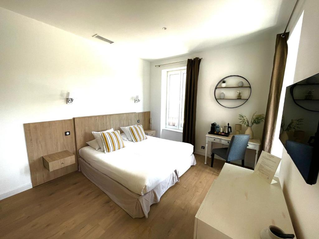 Postel nebo postele na pokoji v ubytování Hôtel Les Deux Coteaux