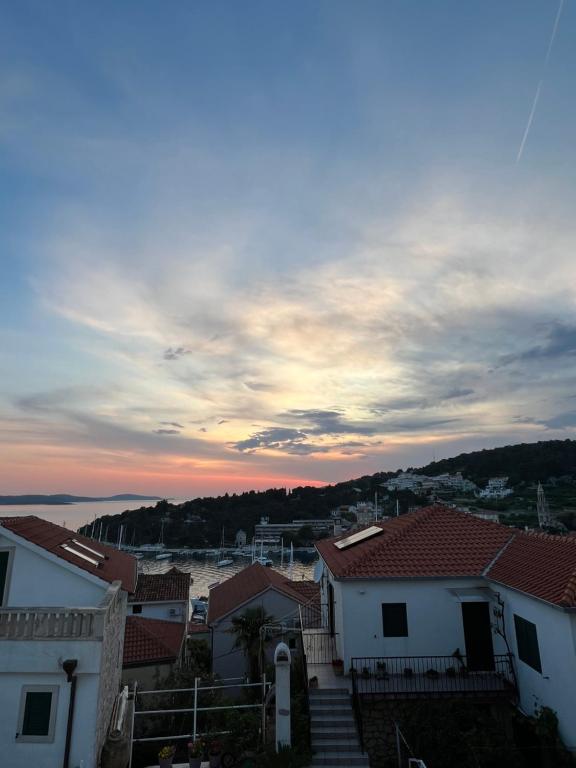- une vue sur une ville avec des maisons et un coucher de soleil dans l'établissement Forr Apartments - Hvar, Croatia, à Hvar