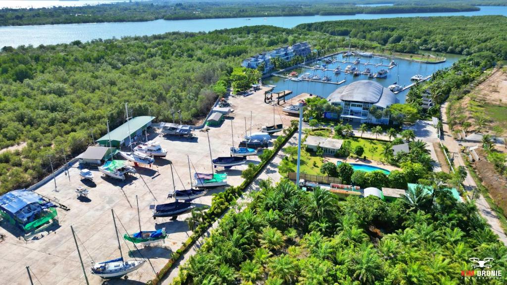 een luchtzicht op een jachthaven met boten erin bij Krabi Boat Lagoon Resort in Krabi town