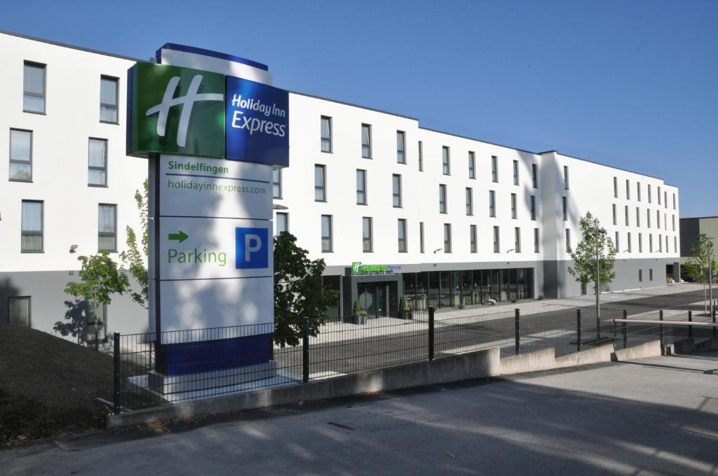 辛德爾芬根的住宿－Holiday Inn Express - Sindelfingen, an IHG Hotel，前面有标志的建筑