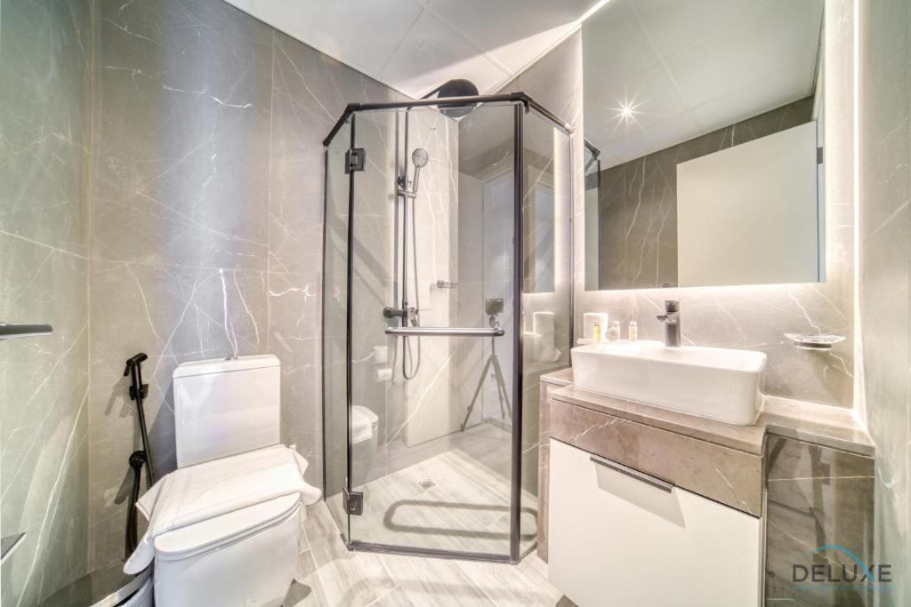 Koupelna v ubytování Exquisite 2BR with Assistant Room at Mesk 1 Midtown Dubai Production City by Deluxe Holiday Homes