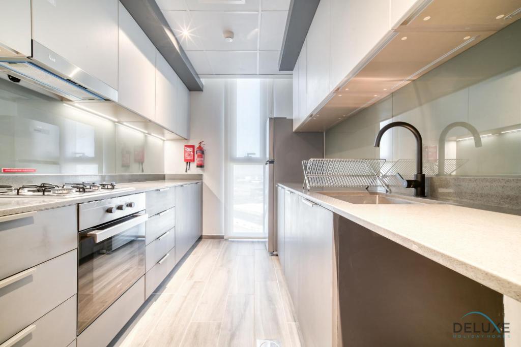 Kuchyň nebo kuchyňský kout v ubytování Exquisite 2BR with Assistant Room at Mesk 1 Midtown Dubai Production City by Deluxe Holiday Homes