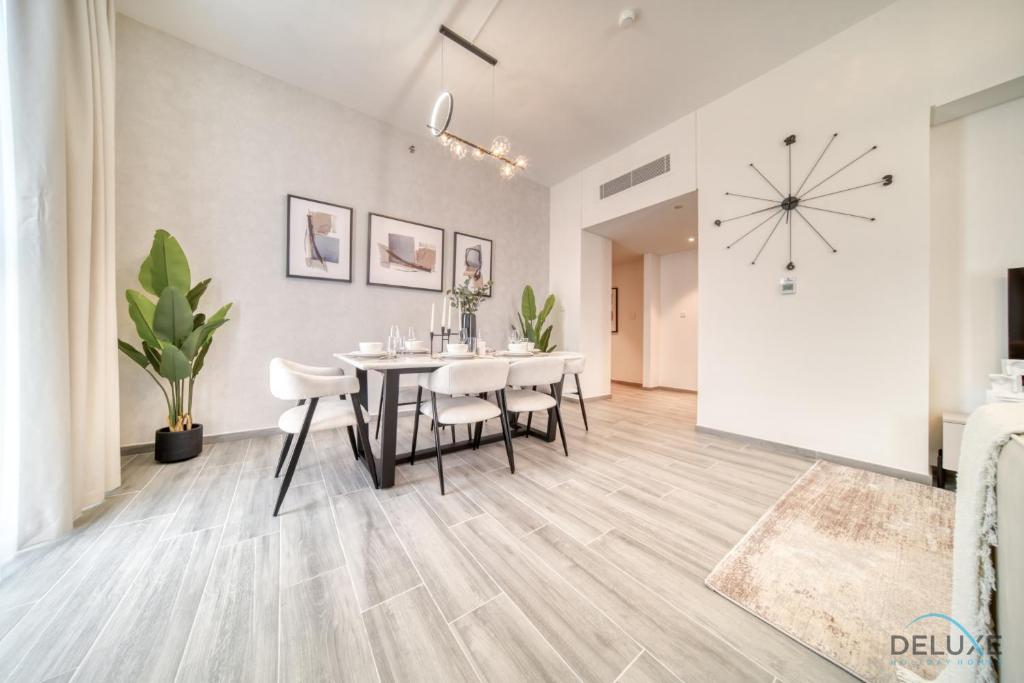 Fotografie z fotogalerie ubytování Exquisite 2BR with Assistant Room at Mesk 1 Midtown Dubai Production City by Deluxe Holiday Homes v Dubaji