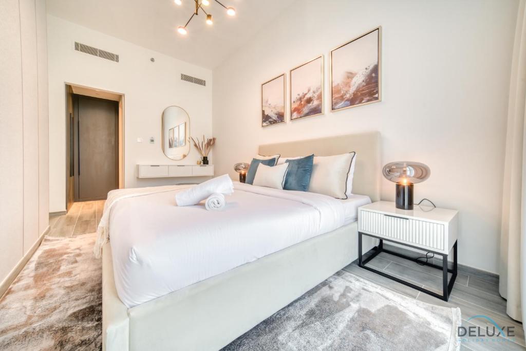 Postel nebo postele na pokoji v ubytování Exquisite 2BR with Assistant Room at Mesk 1 Midtown Dubai Production City by Deluxe Holiday Homes