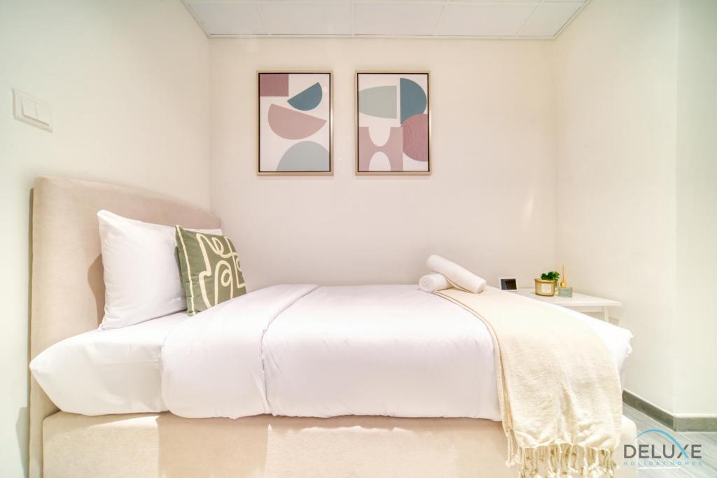 Postel nebo postele na pokoji v ubytování Exquisite 2BR with Assistant Room at Mesk 1 Midtown Dubai Production City by Deluxe Holiday Homes