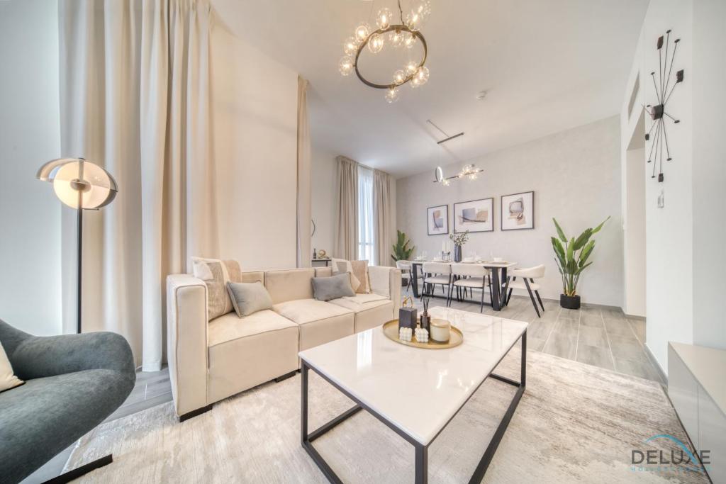 Posezení v ubytování Exquisite 2BR with Assistant Room at Mesk 1 Midtown Dubai Production City by Deluxe Holiday Homes