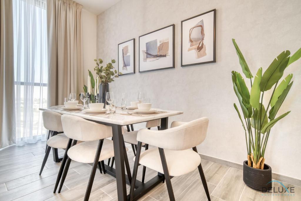 Fotografie z fotogalerie ubytování Exquisite 2BR with Assistant Room at Mesk 1 Midtown Dubai Production City by Deluxe Holiday Homes v Dubaji